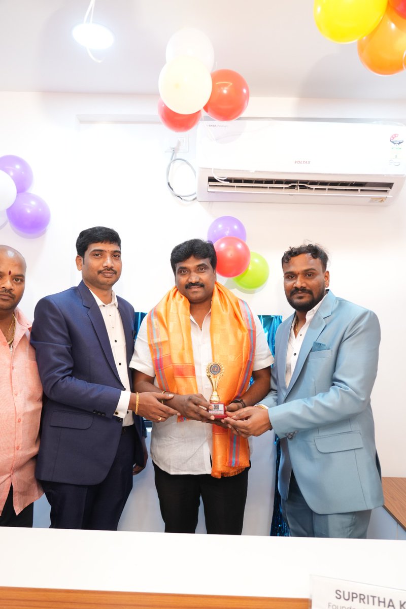 katta9177's tweet photo. SK technologies నూతన ఐటి కార్పొరేట్ ఆఫీసు ప్రారంభోత్సవ కార్యక్రమంలో అతిధిగా పాల్గొన్న తెలంగాణ ఐటీ ఫోరమ్ రాష్ట్ర అధ్యక్షులు కట్ట రవి కుమార్.

కార్యక్రమంలో భాగంగా SK technologies సిఈవో  సాయిరాం మరియు మేనేజింగ్ డైరెక్టర్ సుప్రీత కిరణ్ కు ప్రత్యేకంగా శుభాకాంక్షలు తెలియచేయడం జరిగింది. https://t.co/EzFVyRREdQ