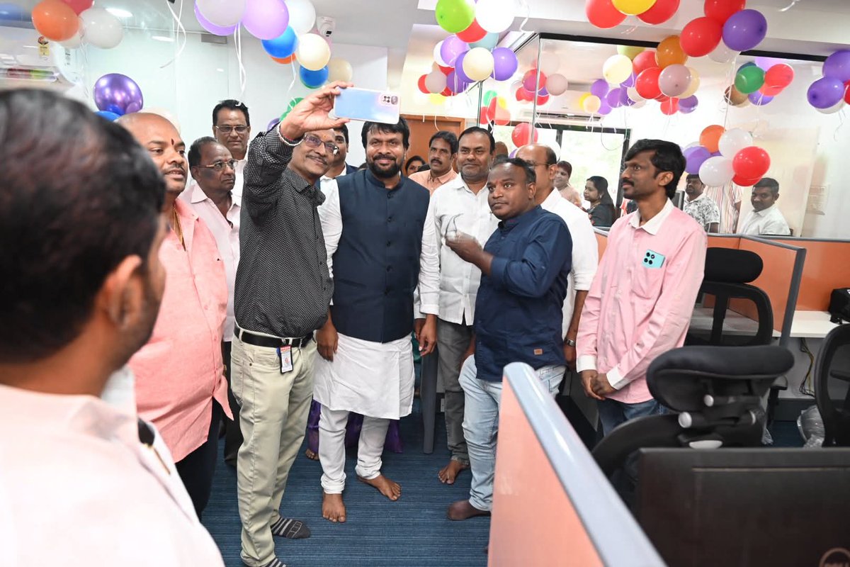 katta9177's tweet photo. SK technologies నూతన ఐటి కార్పొరేట్ ఆఫీసు ప్రారంభోత్సవ కార్యక్రమంలో అతిధిగా పాల్గొన్న తెలంగాణ ఐటీ ఫోరమ్ రాష్ట్ర అధ్యక్షులు కట్ట రవి కుమార్.

కార్యక్రమంలో భాగంగా SK technologies సిఈవో  సాయిరాం మరియు మేనేజింగ్ డైరెక్టర్ సుప్రీత కిరణ్ కు ప్రత్యేకంగా శుభాకాంక్షలు తెలియచేయడం జరిగింది. https://t.co/EzFVyRREdQ
