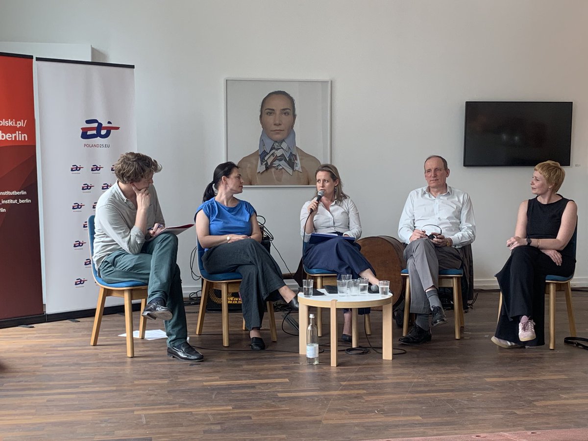 Kulturschaffende stärken - das ist auch ein Anliegen der SdpZ. 45% aller bezuschussten Projekte im Jahr 2024 waren im Förderschwerpunkt „Kultur“ angesiedelt, wie <a href="/IreneHahnFuhr/">Irene Hahn-Fuhr</a> bei einer Podiumsdiskussion im Rahmen der #PolishArtWeek im <a href="/PLInst_Berlin/">Polnisches Institut Berlin</a> erklärte.