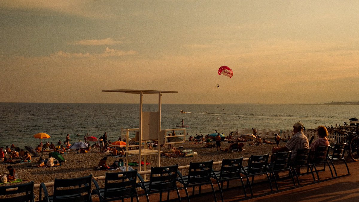 vioIentscrimes's tweet photo. golden hour à la plage à travers mes yeux https://t.co/UTTIbgdere