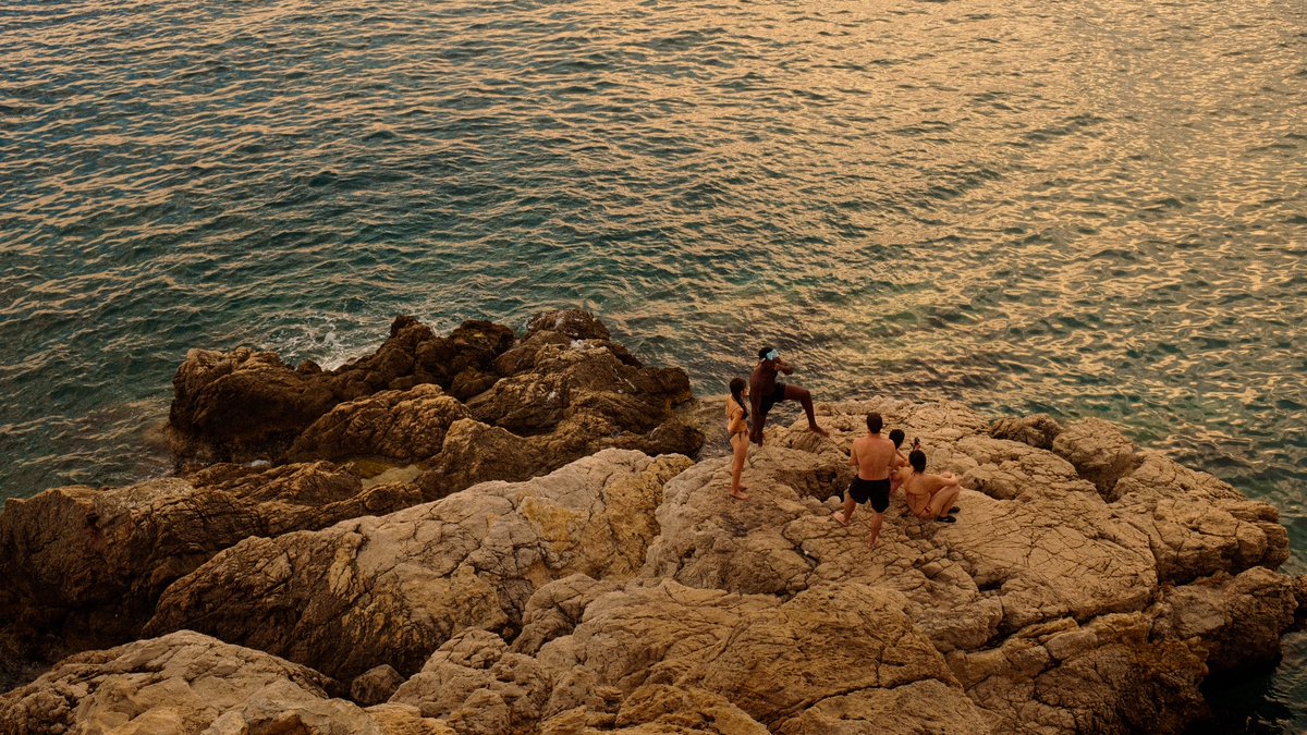 vioIentscrimes's tweet photo. golden hour à la plage à travers mes yeux https://t.co/UTTIbgdere
