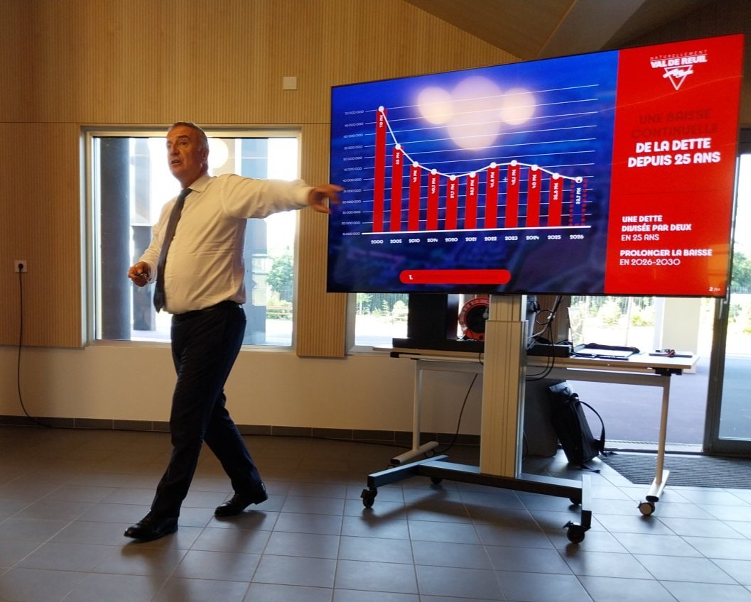 une intéressante réunion de quartier à l'école Victor Hugo 
avec notre maire <a href="/MA_Jamet/">Marc-Antoine JAMET</a>
0 augmentation d'impôts 
baisse des demandes d'emplois 
équipements publics en augmentation 
créations de nouveaux logements 
etc...
notre ville évolue dans le Bon sens
Bravo