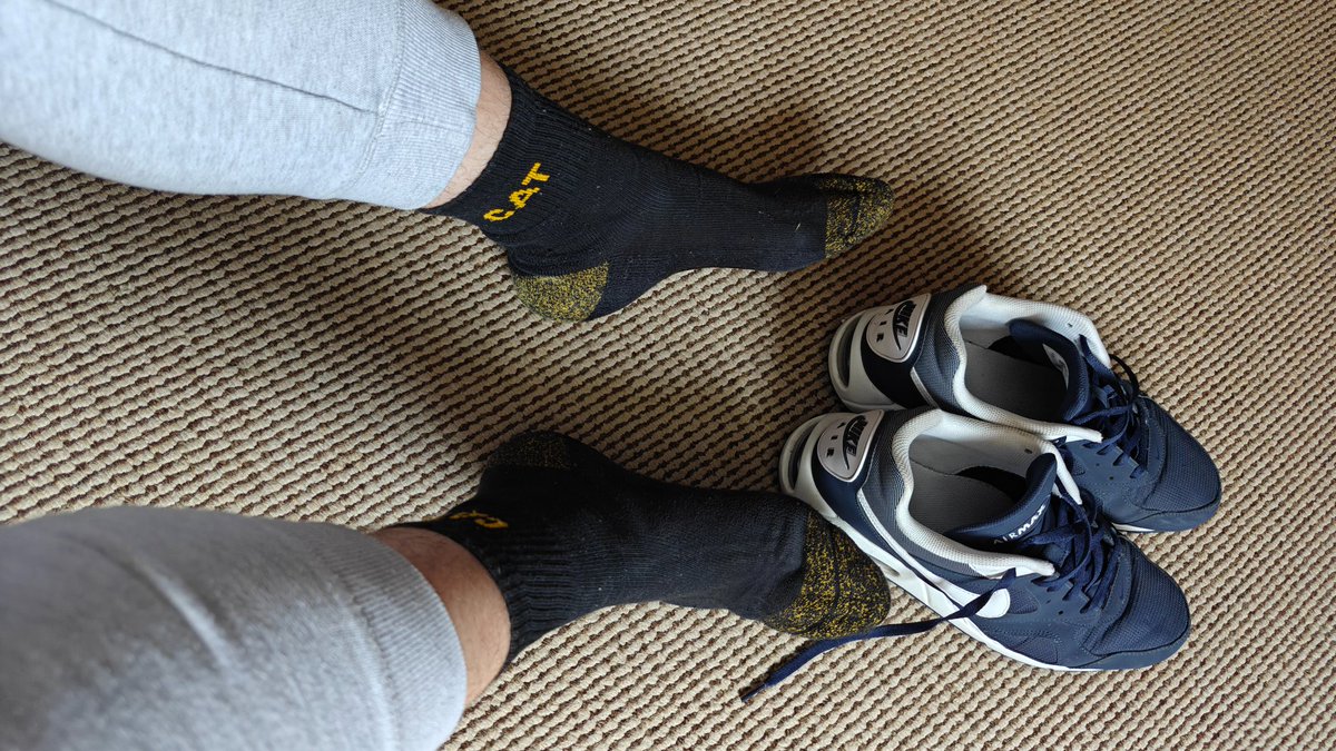 Sweaty day in work has my feet warm and smelly 🧦🐽