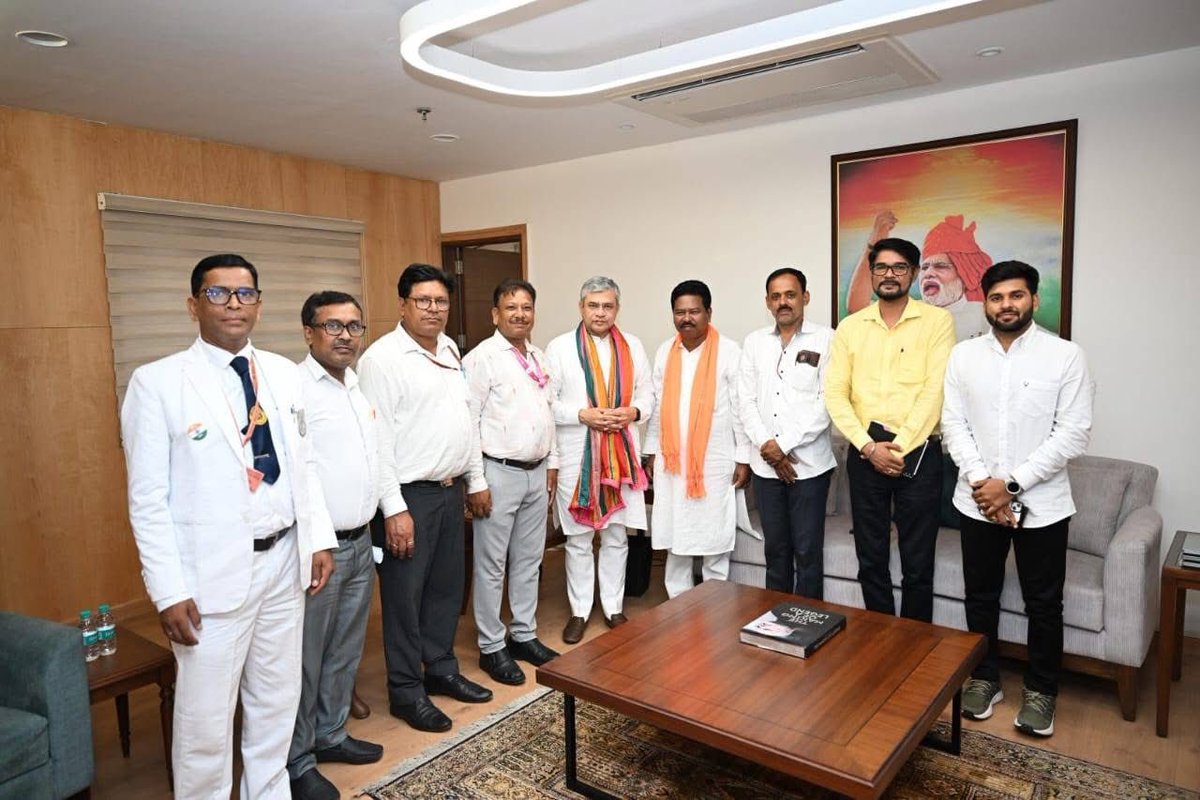 AIGC केंद्रीय टीम का एक प्रतिनिधिमंडल  आज ,माननीय रेल मंत्री श्री अश्विनी वैष्णवजी और आदरणीय रेल राज्य मंत्री श्री वी. सोमन्नाजी से मिला। प्रतिनिधिमंडल ने इस महत्वपूर्ण बैठक के दौरान ट्रेन प्रबंधकों की ज्वलंत चिंताओं को व्यक्त किया। ट्रेन मैनेजर कि सभी समस्याओं को बारीकी से बताया