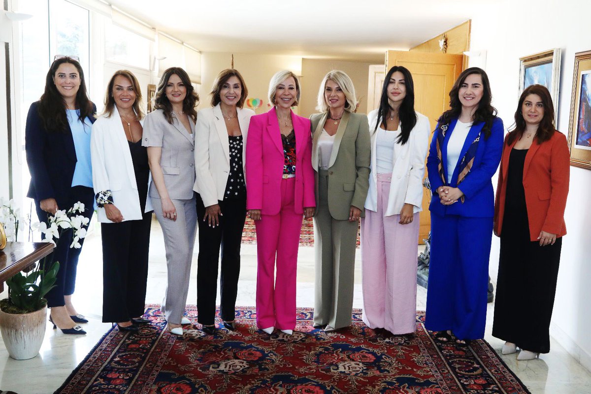 DaliaDagher's tweet image. استقبلت السيدة الأولى نعمت عون في قصر بعبدا وفدًا من جمعية "سطوح بيروت" برئاسة الإعلامية داليا داغر، حيث تم عرض أبرز إنجازات الجمعية ومناقشة مشروع "مركز نساء الشمس"، الذي يهدف إلى تأمين ملاذ آمن ومجهّز للنساء المطلقات والأرامل والشابات اليتيمات، ويقدم خدمات تشمل الإيواء، والرعاية…