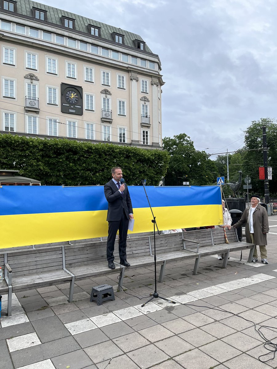 Mndagsrrelsen21's tweet image. 🇺🇦🇸🇪 Måndagsrörelsen idag. Fullsatt torg som alltid. Talare Jason la Torre, Amb🇨🇦, Linas 🇱🇹Amb, Anna R Guthrie, FriVärld och Rimma o Gunnel läste dikter. Iana Kovalova sjöng fantastiskt.
@ghokmark o @FredrikMalm vid mikrofonen.
Varje måndag kl 12 på Norrmalmstorg.