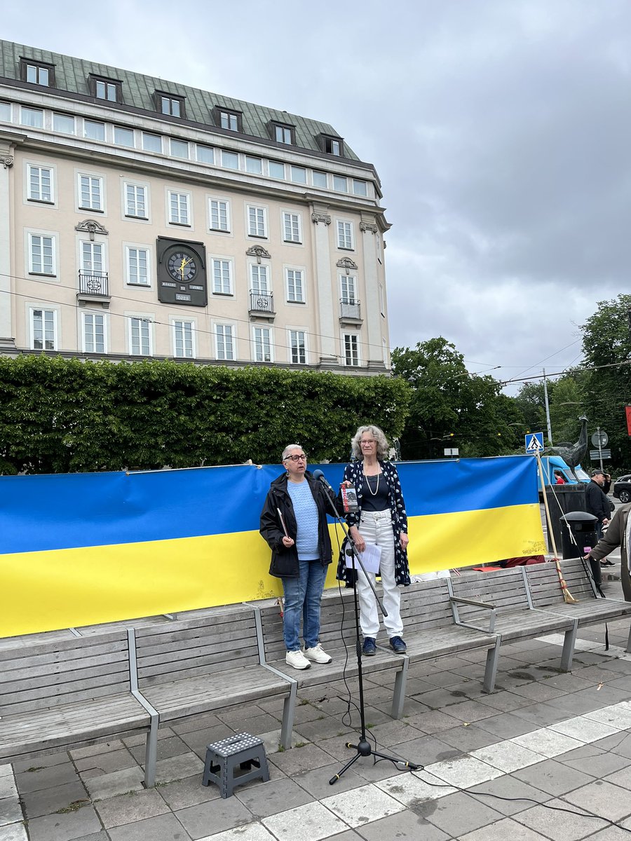 Mndagsrrelsen21's tweet image. 🇺🇦🇸🇪 Måndagsrörelsen idag. Fullsatt torg som alltid. Talare Jason la Torre, Amb🇨🇦, Linas 🇱🇹Amb, Anna R Guthrie, FriVärld och Rimma o Gunnel läste dikter. Iana Kovalova sjöng fantastiskt.
@ghokmark o @FredrikMalm vid mikrofonen.
Varje måndag kl 12 på Norrmalmstorg.