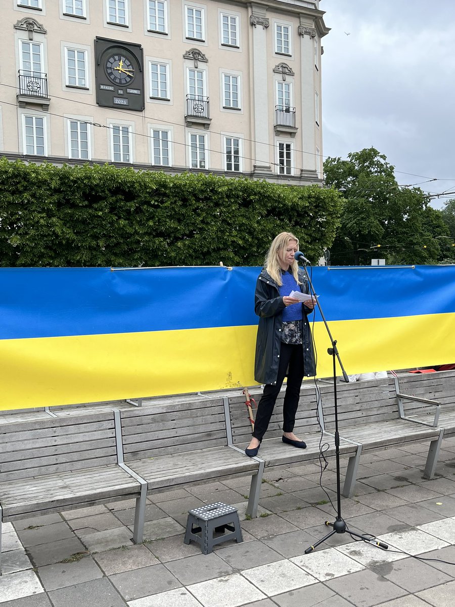 Mndagsrrelsen21's tweet image. 🇺🇦🇸🇪 Måndagsrörelsen idag. Fullsatt torg som alltid. Talare Jason la Torre, Amb🇨🇦, Linas 🇱🇹Amb, Anna R Guthrie, FriVärld och Rimma o Gunnel läste dikter. Iana Kovalova sjöng fantastiskt.
@ghokmark o @FredrikMalm vid mikrofonen.
Varje måndag kl 12 på Norrmalmstorg.