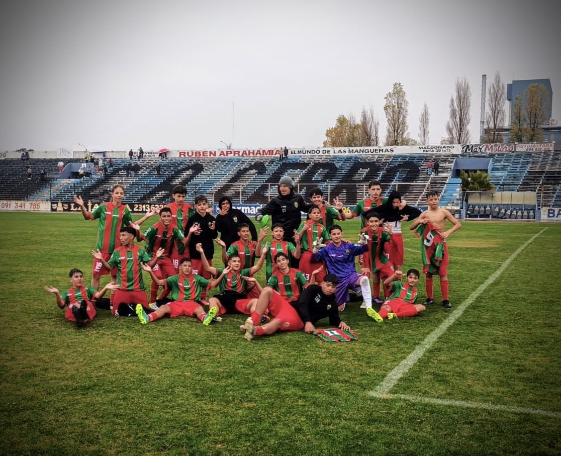 🔴🟢 ¡Formativas picapiedras presentes en el clásico!
Sub 16: 0-0, esfuerzo total.
Sub 15: 3-0, gran fútbol colectivo.
Sub 14: 3-0, actitud y jerarquía.
Pasión que se hereda, orgullo que se defiende. 👏 ¡Vamos los gurises! ⚽🔥