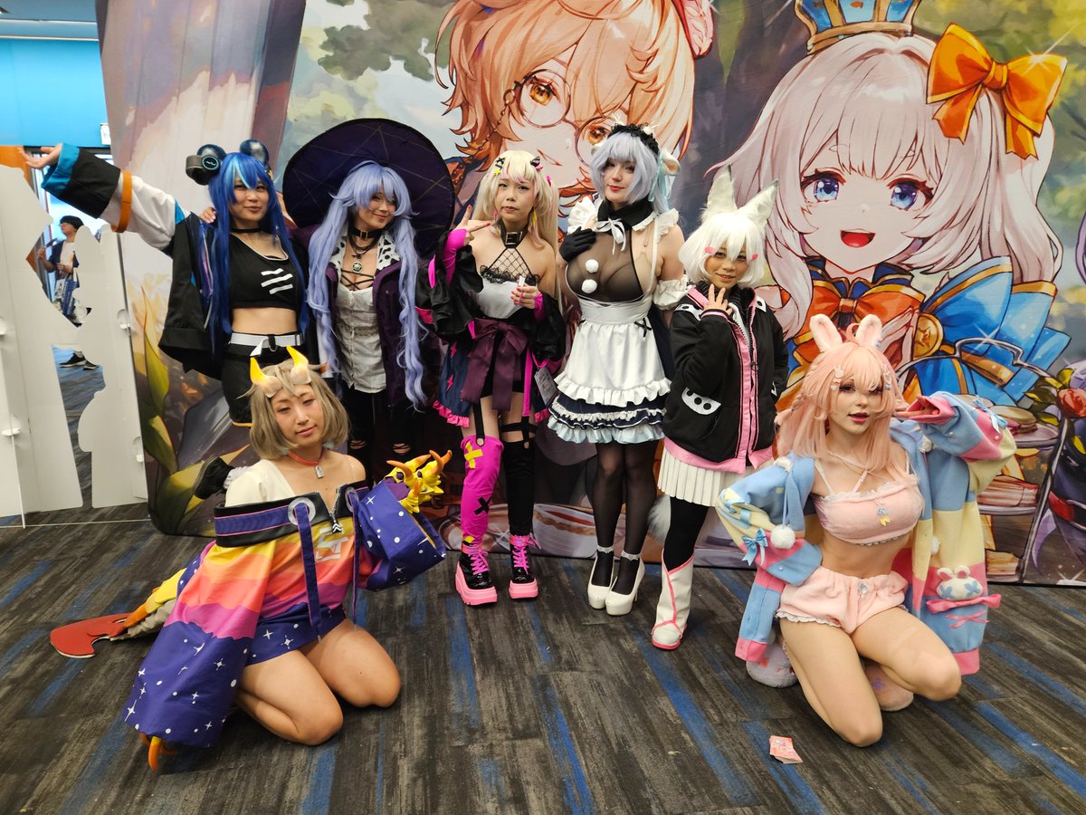 Special thanks to all the lovely girls who volunteered their time to hang around our booth! ✨️