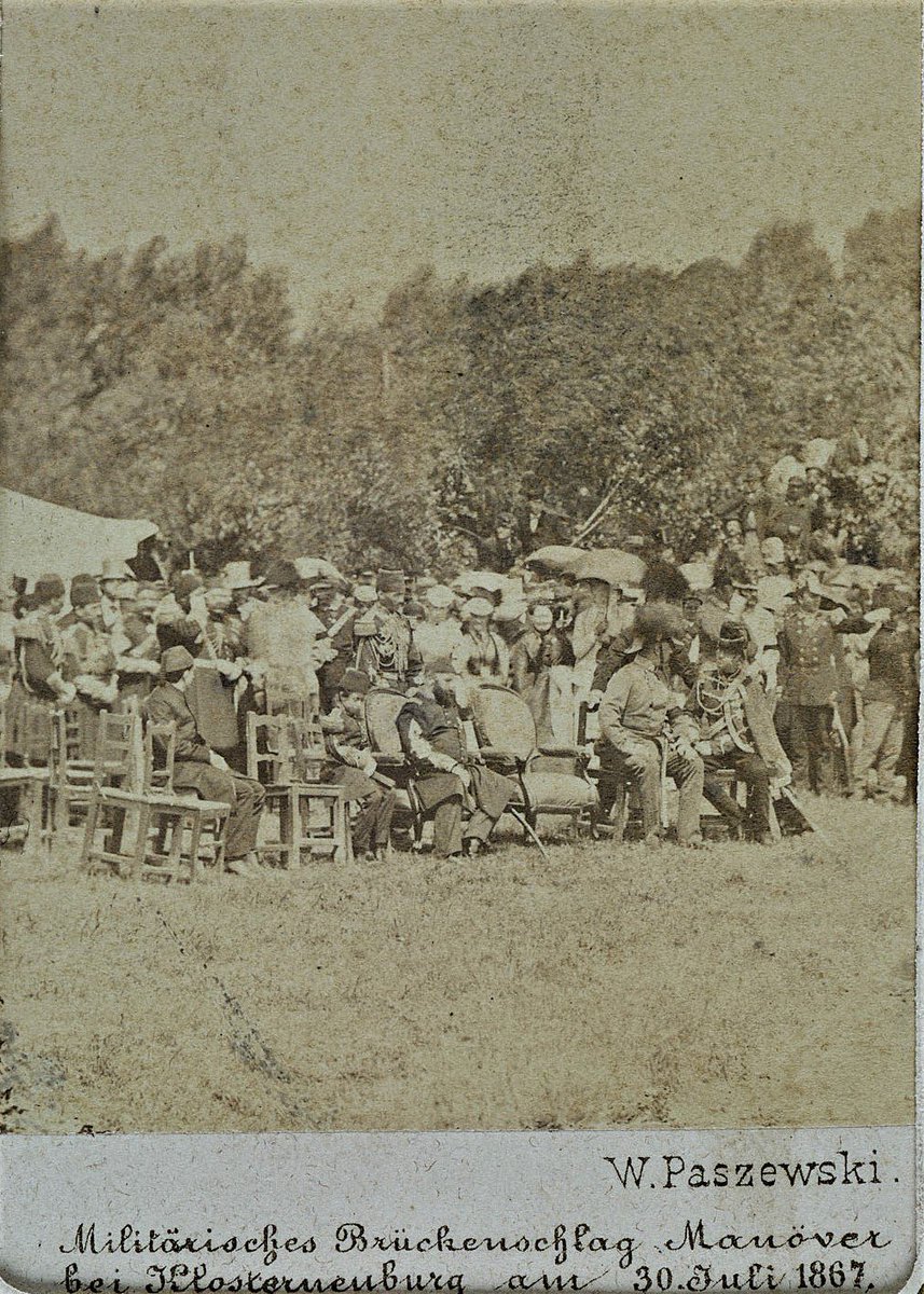 Sultan Abdülaziz ile beraberindeki heyetin 1867 yılında gerçekleştirdiği Avrupa seyahati sırasında Avusturya’da iken çekilmiş fotoğrafları.

Fotoğraflarda, Sultan Abdülaziz’e eşlik eden Şehzade Yusuf İzzeddin Efendi ile Abdülhamid Efendi de yer almaktadır.