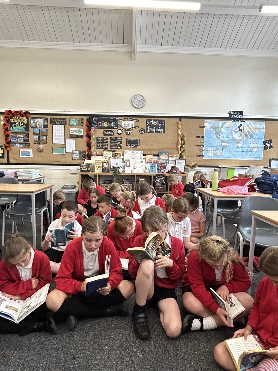 It’s Monday and that means it’s after school book worms! ✨✨#reading