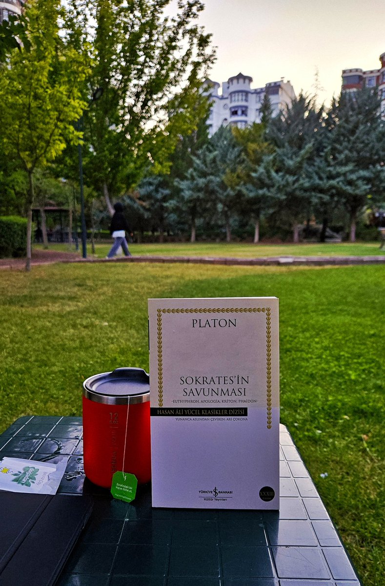 📖 “Sorgulanmamış hayat, yaşamaya değmez.” – Sokrates
🍃 Gün batımına karşı, elimde çayım ve önümde Platon’un kaleminden “Sokrates’in Savunması”...
Antik Atina’nın yargı kürsüsünde yalnız bir bilge: Sokrates. Suçu ise gençleri düşünmeye sevk etmek, putlara değil akla ve vicdana