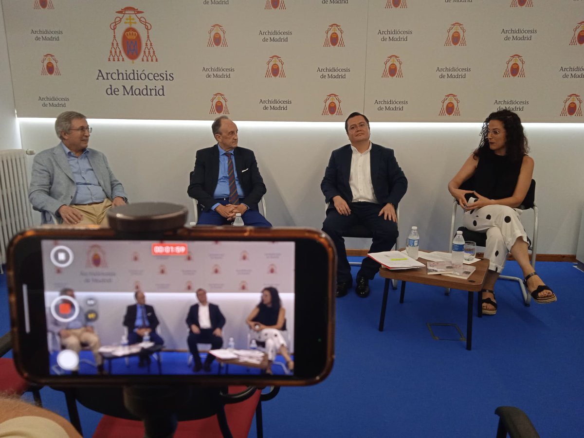 Esta tarde,<a href="/juanvicenteboo/">Juan Vicente Boo</a> nos presenta su último libro, '33 miradas del Papa Francisco'. El excorresponsal en El Vaticano de <a href="/abc_es/">ABC.es</a> y colaborador de <a href="/alfayomegasem/">Alfa y Omega</a> nos desgrana las líneas guías de la recta final de su pontificado en la nueva sala que estrena <a href="/archimadrid/">Archidiócesis de Madrid</a>