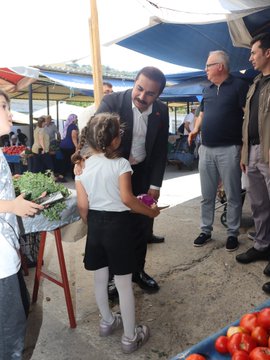 Pazarcı esnafları ile birlikte