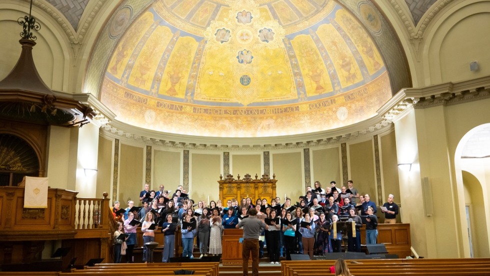 brown_alumni's tweet image. In a recent interview, Brown University Chorus Director Frederick Jodry reflected on a musical journey at Brown that spanned 33 years and culminated in a monumental farewell concert that drew nearly 70 alumni from around the world.
+ Read more: bit.ly/45z1OIW