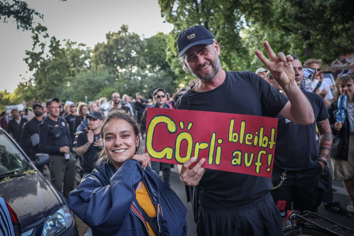 #Berlin: Hunderte Menschen demonstrieren in #Kreuzberg gegen einen Zaun um den Görlitzer Park. Der Berliner Senat erhofft sich damit weniger Kriminalität, Kritiker befürchten, die Probleme würden mit dem Zaun nicht gelöst, nur verlagert und fordern soziale Lösungen. #B2306 #görli