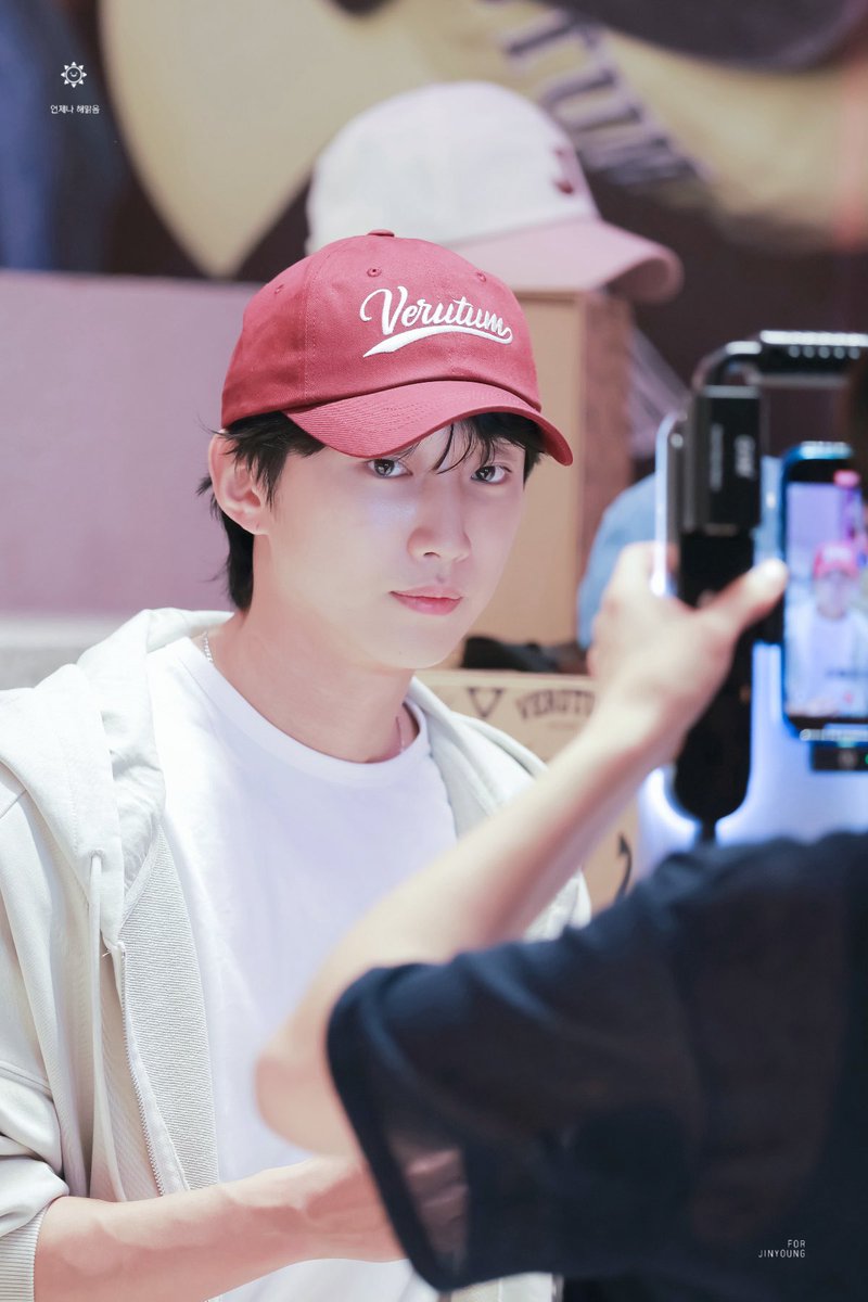 marie1357's tweet photo. 250623 베루툼 팝업스토어 

지금은 촬영 중📽️

#진영 #정진영 #Jinyoung #ジニョン #振永
@_jinyoung911118 https://t.co/uY8ie8wuzj