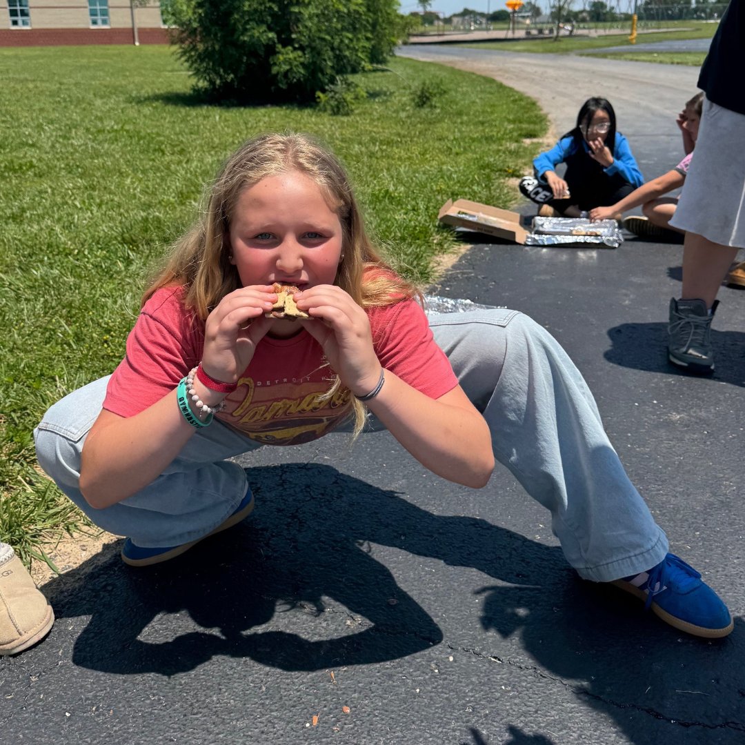 ☀️ In Ashley Bracker's summer school class at Summit, students celebrated their learning of the great outdoors by creating solar ovens and using them to make s'mores! 🍫