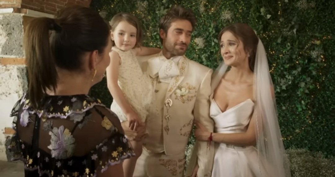 IvaNa_1478's tweet photo. ¡FIN! Final feliz como #vicandro merecia... reencuentro entre Victoria y Alejandro, encontraron a su hija Lupita y boda religiosa 😍 @Kimy2Ramos @rodrigoguiraook !!! Increible trabajo y espero verlos trabajar juntos en un nuevo proyecto. LOS AMO ❤️❤️❤️

#MeAtrevoAAmarte https://t.co/83dO6VwOdd
