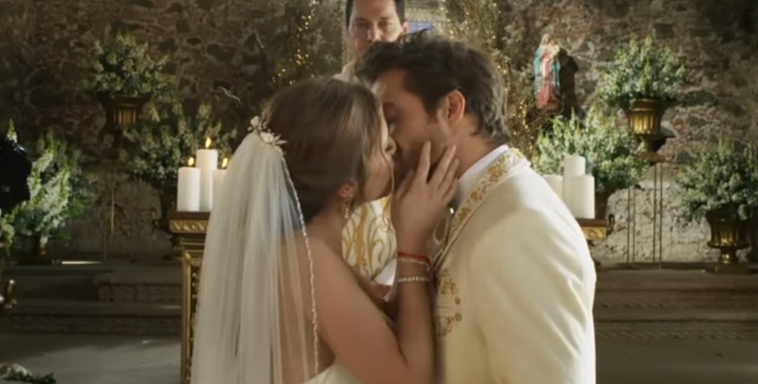 IvaNa_1478's tweet photo. ¡FIN! Final feliz como #vicandro merecia... reencuentro entre Victoria y Alejandro, encontraron a su hija Lupita y boda religiosa 😍 @Kimy2Ramos @rodrigoguiraook !!! Increible trabajo y espero verlos trabajar juntos en un nuevo proyecto. LOS AMO ❤️❤️❤️

#MeAtrevoAAmarte https://t.co/83dO6VwOdd