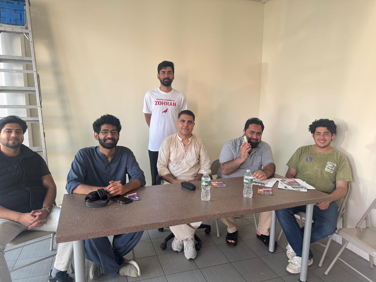 muslim_votes's tweet photo. 80 hours. 100% grassroots.
MVP & @DRUMBeatsNYC volunteers showed up for @ZohranKMamdani Mamdani β in-person and remote.
#VoteZohran #PhoneBanking #MuslimVoteProject https://t.co/NLfYNoAXF2