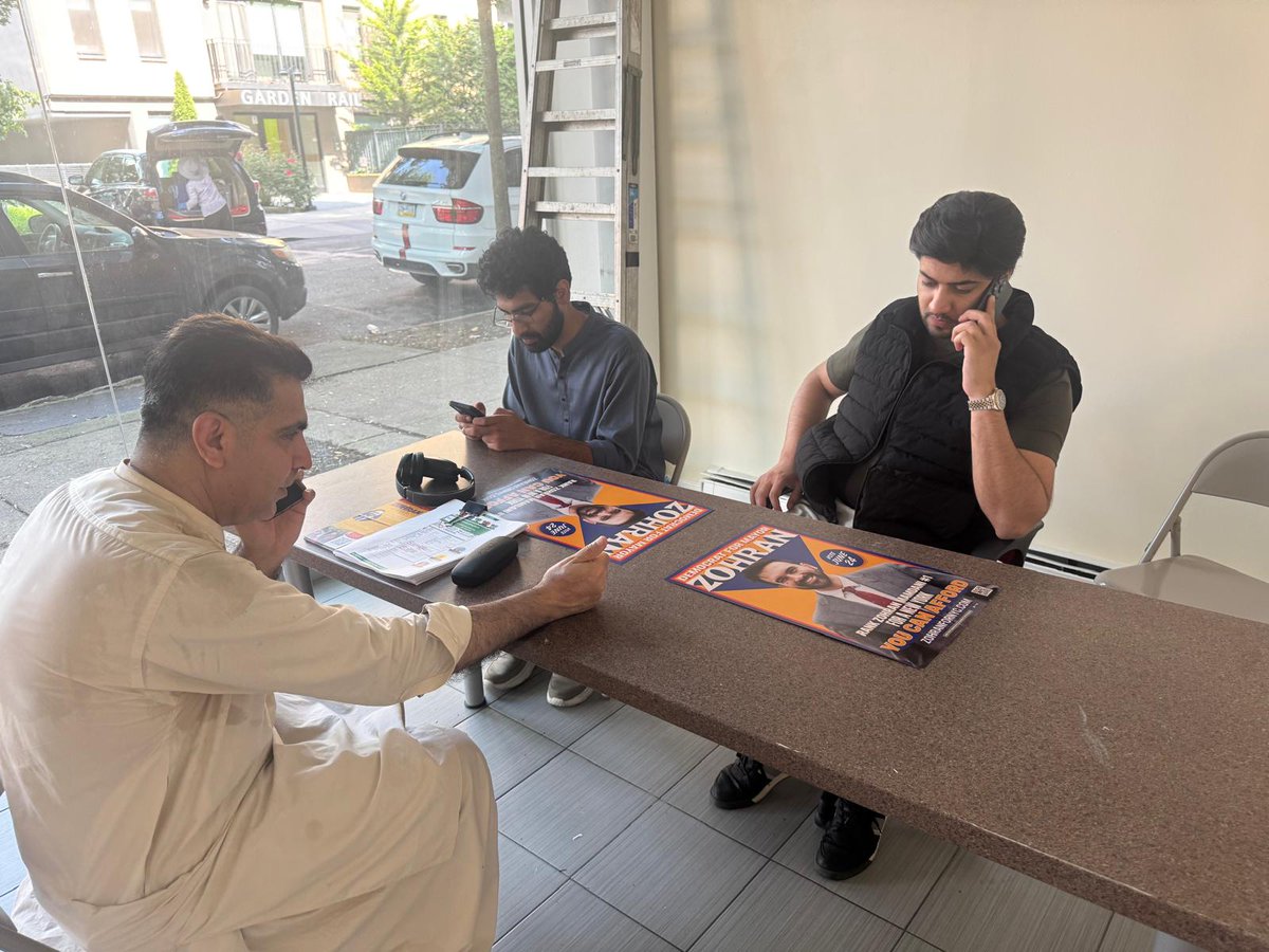 muslim_votes's tweet photo. 80 hours. 100% grassroots.
MVP & @DRUMBeatsNYC volunteers showed up for @ZohranKMamdani Mamdani β in-person and remote.
#VoteZohran #PhoneBanking #MuslimVoteProject https://t.co/NLfYNoAXF2