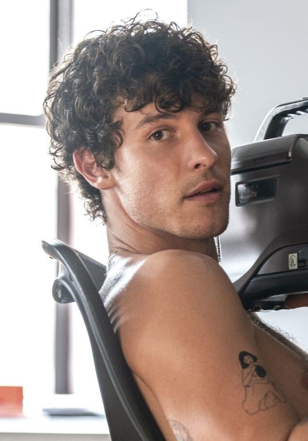 shawn mendes disappears for weeks and appears once every 2 months and yet he still has everyone obsessed, how does he do it?