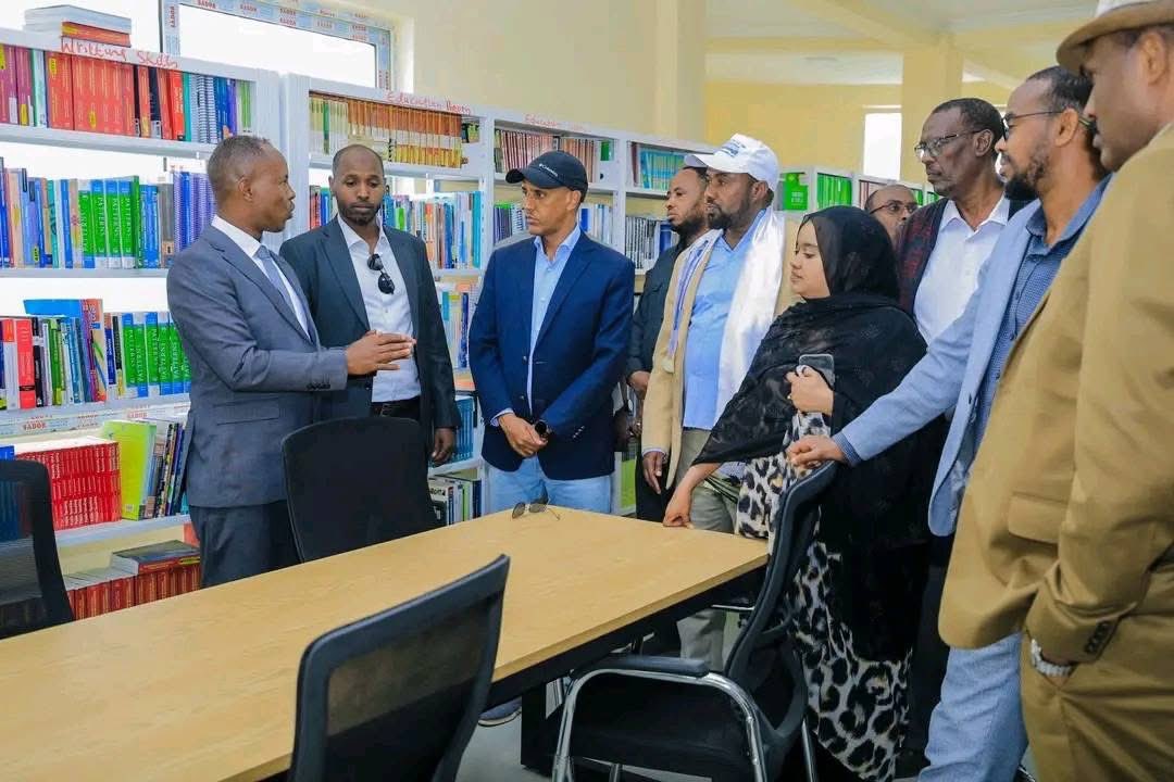 The President of the Somali Regional State, Mr. Mustafe Muhumed Omar, and the delegation he led visited the Farah Egal Public Reading Library in the town of Awbare. The site and its information were presented by the Chairman of the Camuud Foundation, scholar Mr. Abdiqadir