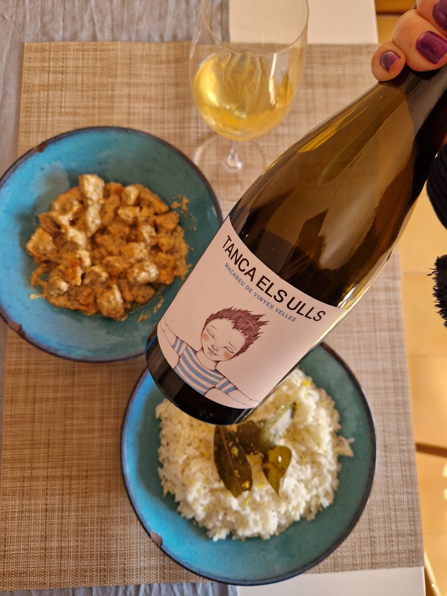 Tanca Els Ulls Macabeu de Vinyes Velles 🍷

Perfect match con este plato de pollo a la mantequilla 2.0 🤯

Transformación de estilo hindú (curry, garam masala y jengibre) a mediterráneo (hierbas provenzales)🌿 

Bon apetit 😋

#wine #winelover #sommelier #vilaviniteca #macabeu