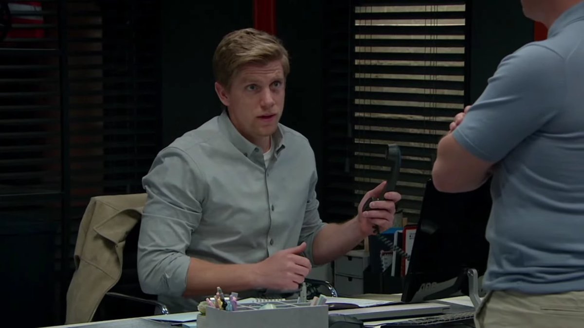 I love everything about 2025 Robert but it's so weird to see him without his ring.... HE NEEDS IT BACK!!! #robron