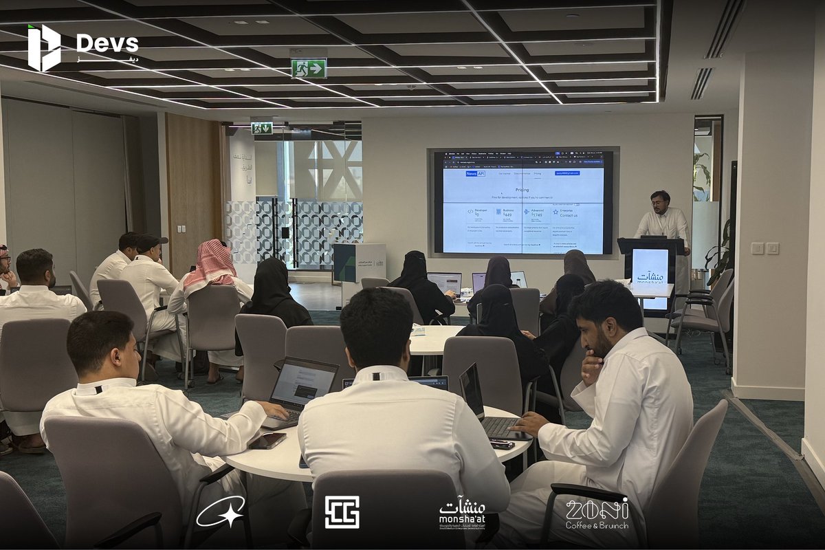 SCC_CCIS's tweet photo. ختامها مسك! 💻🔥
اليوم الرابع والأخير من معسكر Devs كان حافلًا بالتطبيقات العملية وتعلم الاتصال بواجهة برمجة التطبيقات (APIs)
قدّم اليوم الأخير المهندس محمد العنزي @ix_xia بأسلوبه المتميز، وساهم في ترسيخ المفاهيم وتوضيح خطوات بناء التطبيقات باحترافية📱
لقطات من اليوم الأخير📸 https://t.co/pVg5JlElcK
