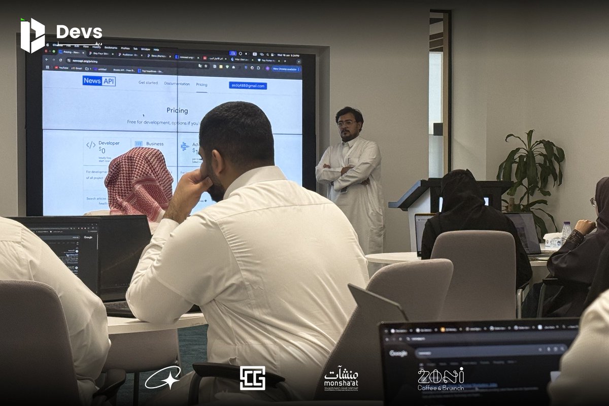 SCC_CCIS's tweet photo. ختامها مسك! 💻🔥
اليوم الرابع والأخير من معسكر Devs كان حافلًا بالتطبيقات العملية وتعلم الاتصال بواجهة برمجة التطبيقات (APIs)
قدّم اليوم الأخير المهندس محمد العنزي @ix_xia بأسلوبه المتميز، وساهم في ترسيخ المفاهيم وتوضيح خطوات بناء التطبيقات باحترافية📱
لقطات من اليوم الأخير📸 https://t.co/pVg5JlElcK