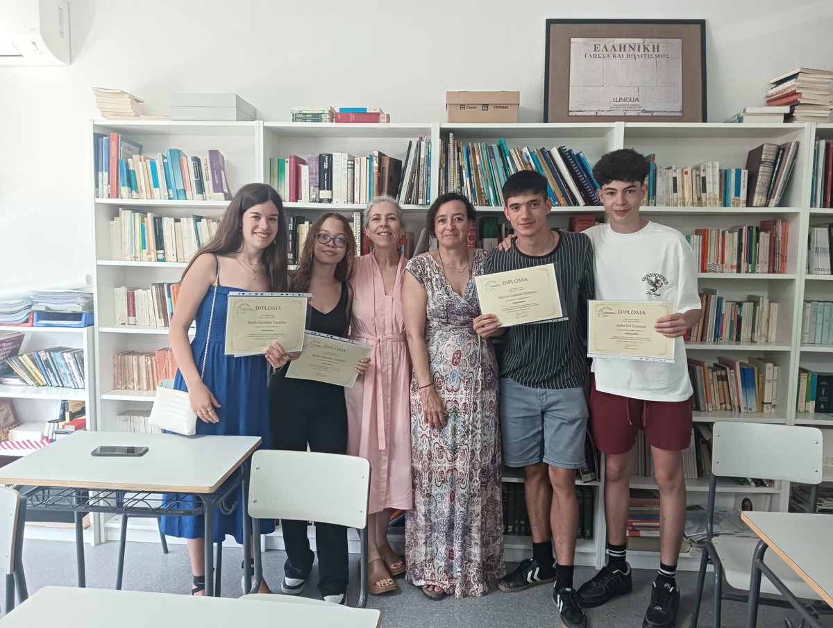 IesGerardoDiego's tweet image. Enhorabuena a Sofía Gil, Marcos Galindo, Javier González y Marta González, alumnos de 4º de ESO ganadores del Torneo de debate del @iesGerardoDiego. Nuestro agradecimiento a la APA  por colaborar en este acto con sendos premios para los alumnos y alumnas.