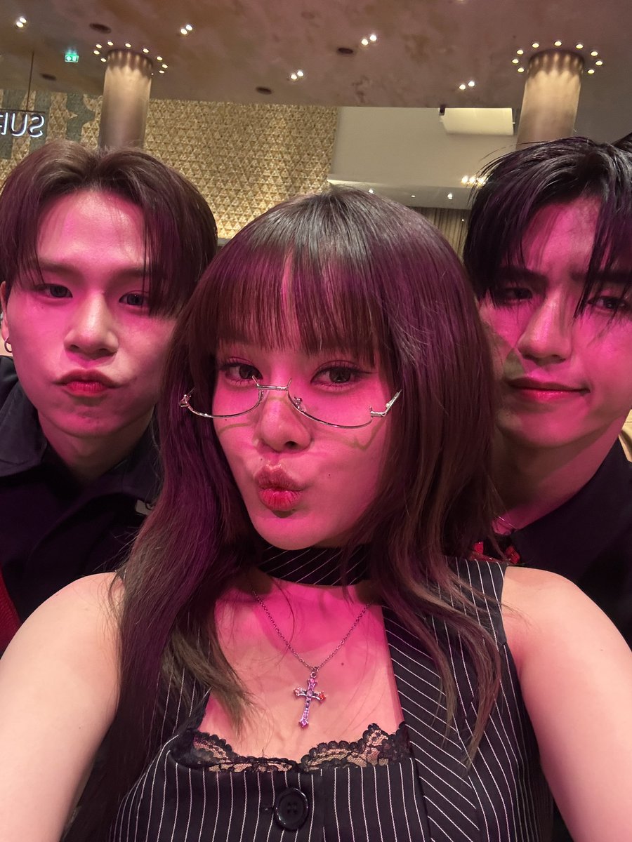 official_bamm's tweet photo. รีแคป งาน #TikTokShopRunway2025 by แอดมาง เจ้าเดิม เป็นอย่างไร ไปอ่าน

- เปิดมาปึ้ง โขกหน้าโขกผมกันเรียบร้อยที่ค่าย แต่อย่าดูถูกการจราจรประเทศไทย วงแบมมาเดินพรมไม่ทัน ก็เลยเดินเชิ่ดเข้าไปนั่งให้มันจบๆ 
- อาตี้คุยกับเพื่อน ซึ่งนั่งอยู่ฝั่งตรงข้าม คุยกันเหมือนรู้เรื่อง แต่ไม่ https://t.co/9vZ7npfNKN