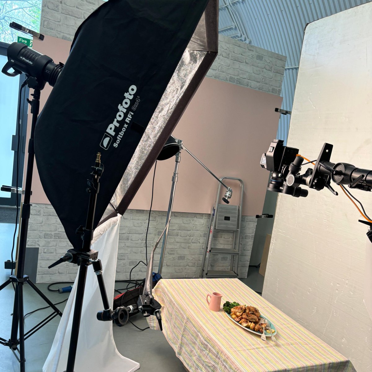 AirFryerUk's tweet image. Day 1 of shooting my fourth cookbook and we’re off to a delicious start 📸✨ Can’t share too much just yet… but here’s a little peek behind the scenes. Exciting! 👀 #CookbookInTheMaking #BTS #FoodShoot