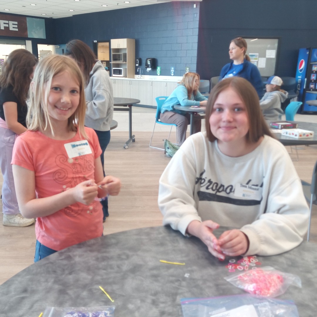 Our Latest round of teen mentoring recently finished, and it was a huge success.
We want to give a huge thank you and shout out to the amazing teen mentors from the Hunting Hills Grade 9 Leadership Class for their awesome work!