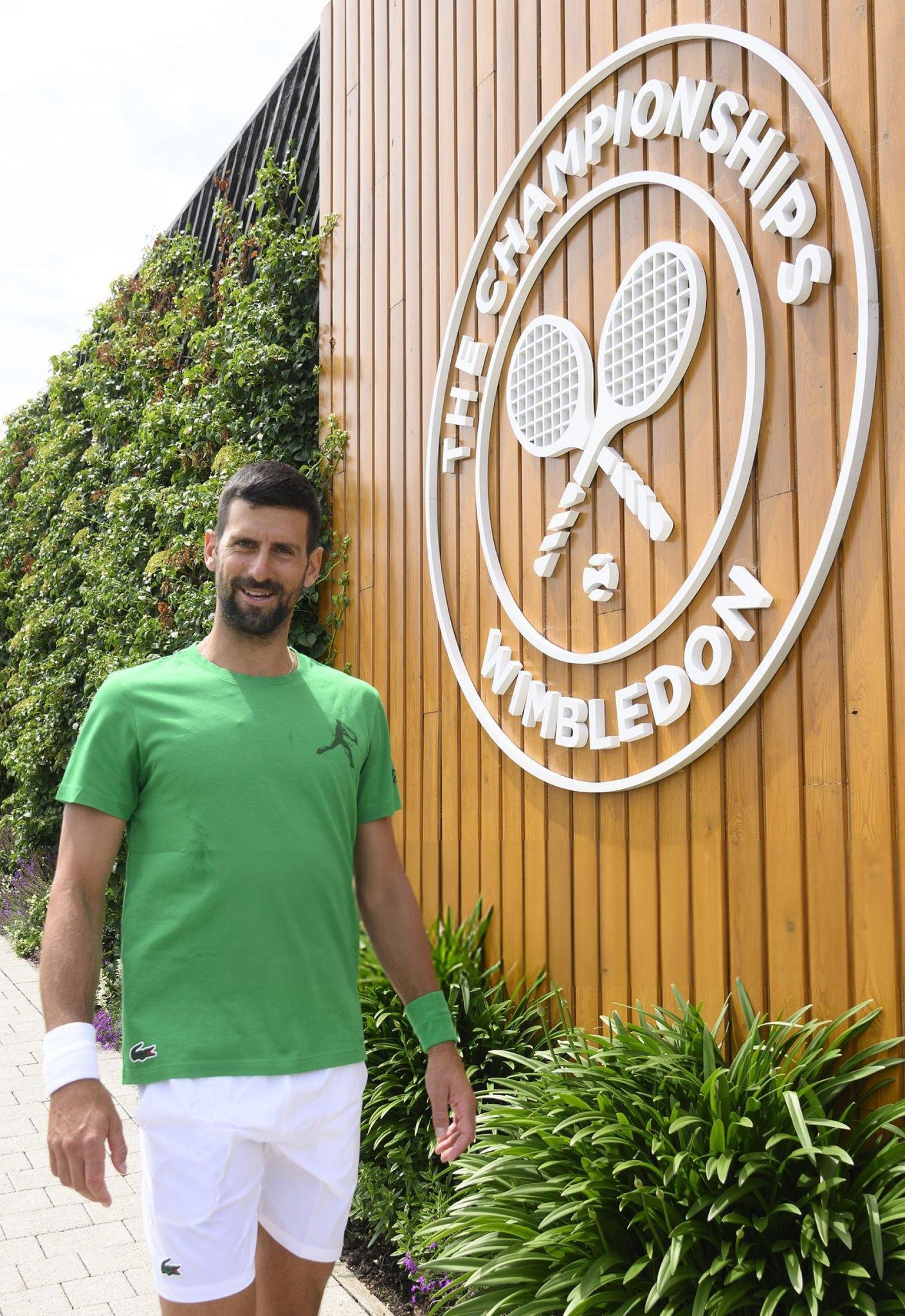 GuJSlIcWAAAteIT?format=jpg&name=large Cameras Caught Everything: Djokovic and Sinner’s Off-Court Wimbledon Moment Has Everyone Asking — What’s Really Going On?