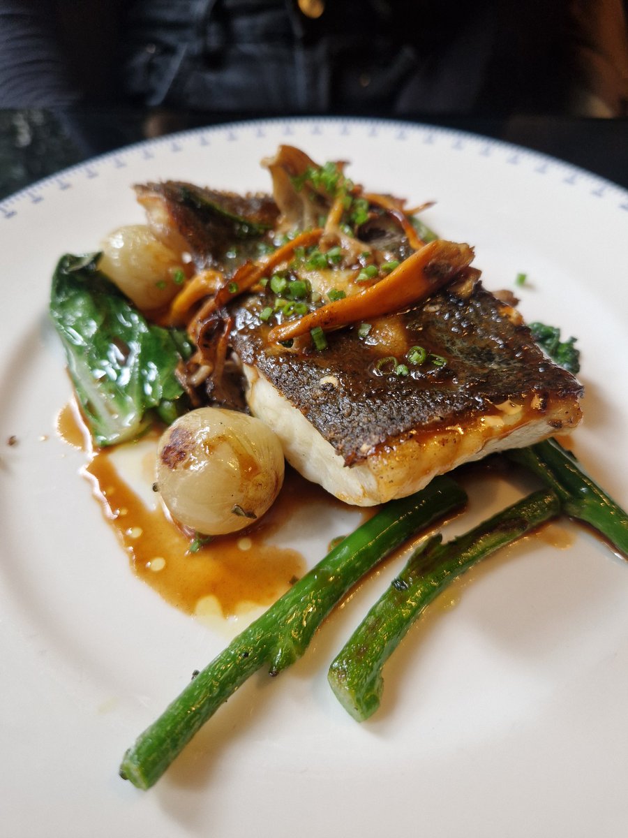 Cuando te miro me... Sonrojo 🙈

Fan de la burrata siempre con unos buenos tomates 🍅

Ideal con este rosado de Navarra, 100% garnacha de La Calandria 🍇

¿Has visto qué pasada de color? 😍 

#wine #winelover #sommelier #vilaviniteca #navarra #rosewine #gastonomy #hotel