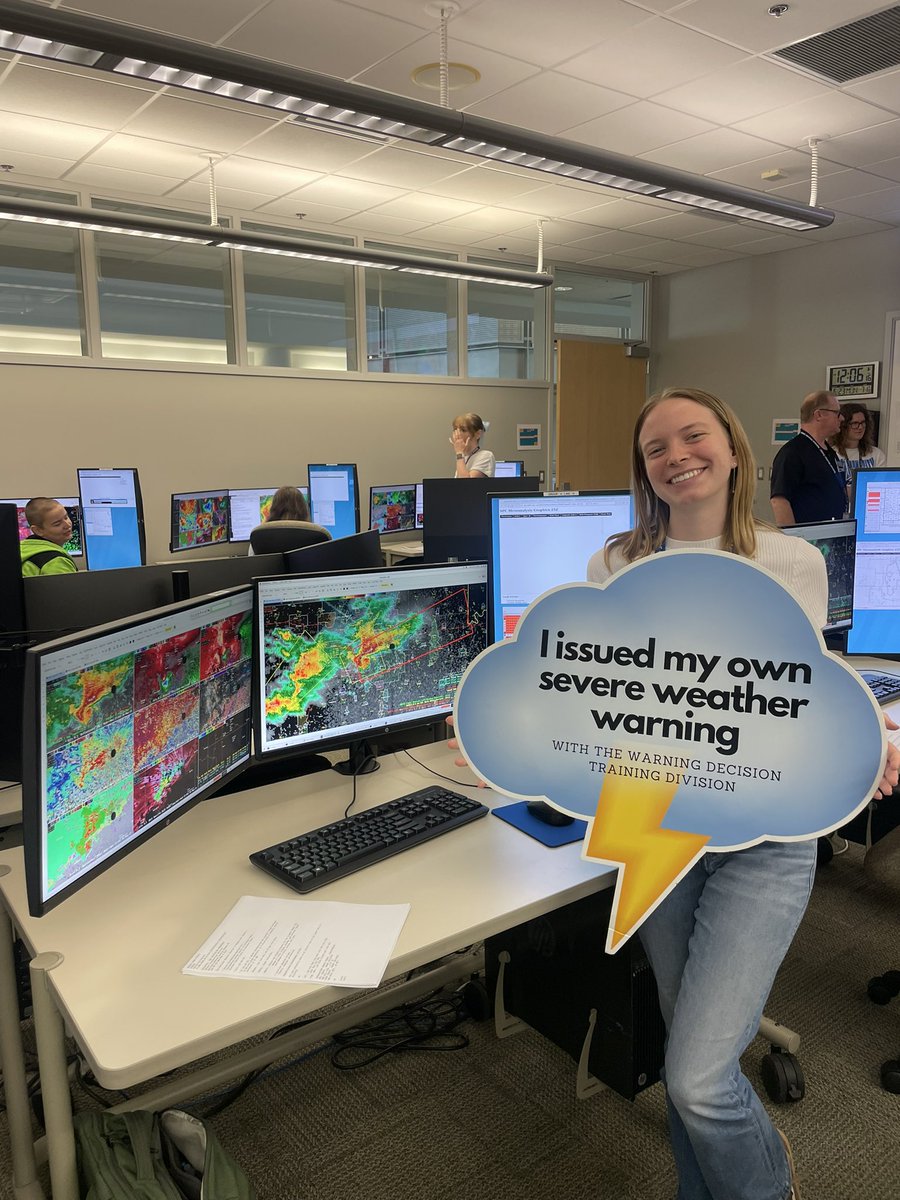 m_eljones's tweet image. I’ve always wanted to hold these signs!!