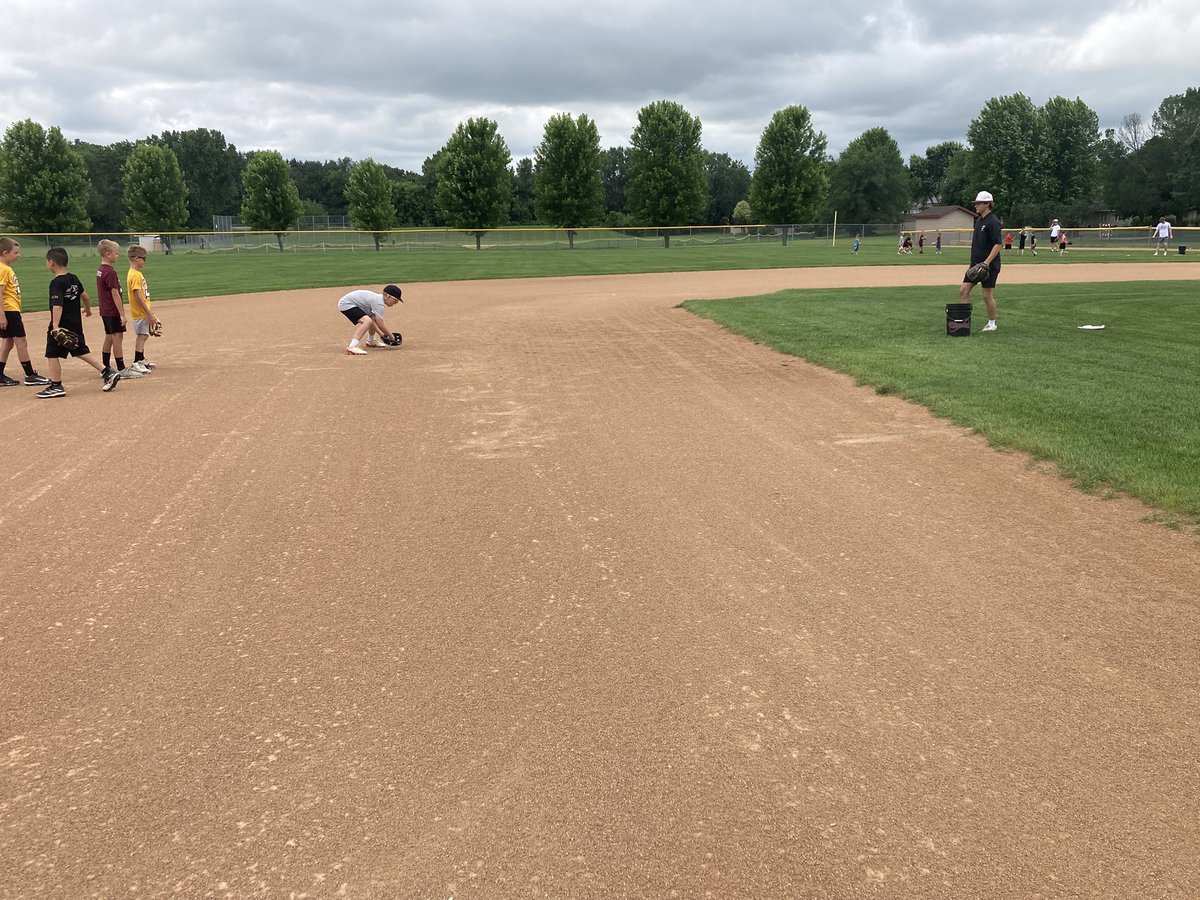HubmenBaseball's tweet image. Fun first day of camp! Awesome to see our current players instructing and interacting with our future players!
