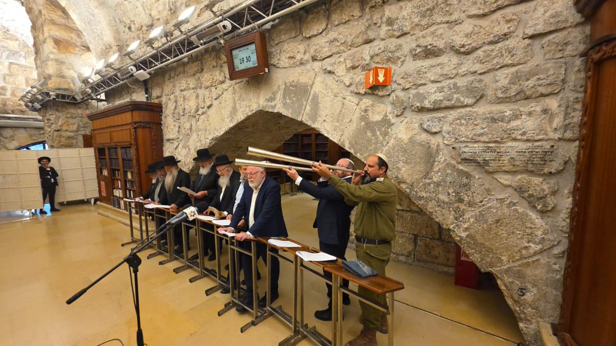 jeremysharon's tweet image. Senior rabbis hold prayers of thanks to God at the Western Wall for the "miraculous destruction" of Iran's nuclear program, saying that "everything comes from God", and give thanks that "the great Iranian threat has been removed."