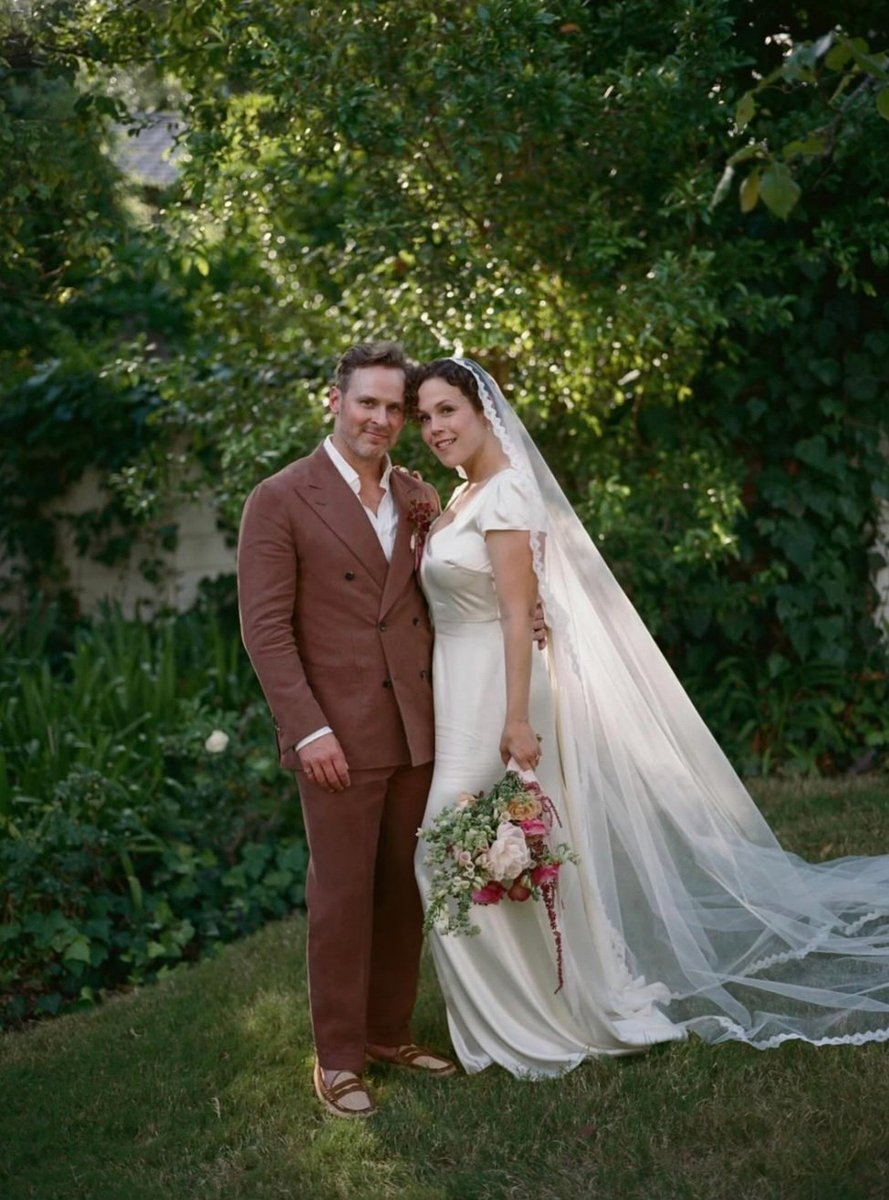 PinkSunsetxo's tweet photo. Surprise!!! Erin Krakow and Ben Rosenbaum are officially married!!! 👰‍♀🤵💍🥂💞🎉⛪️

📸 Erin Krakow https://t.co/0PcHuuJO3o