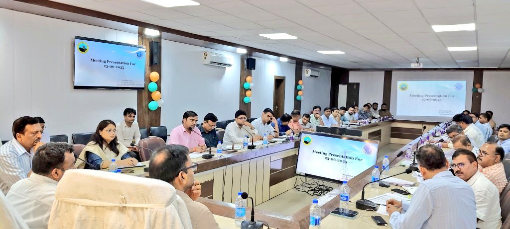 प्रबंध निदेशक दक्षिणांचल विद्युत वितरण निगम लिमिटेड ने जिलाधिकारी <a href="/RameshRanjanIAS/">Ramesh Ranjan</a> व अन्य अधिकारियों के साथ विद्युत विभाग से संबंधित कार्यों की समीक्षा बैठक कर संबंधित अधिकारियों को आवश्यक दिशा निर्देश दिए। <a href="/UPGovt/">Government of UP</a> <a href="/CMOfficeUP/">CM Office, GoUP</a> <a href="/InfoDeptUP/">Information and Public Relations Department, UP</a> <a href="/ChiefSecyUP/">Chief Secretary, GoUP</a>