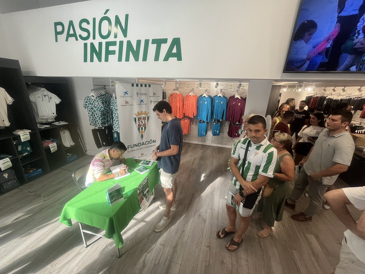 ✍️ Presentado el nuevo libro de Toni Cruz

✨ La semana más larga: Crónica íntima de un ascenso 🆙

Los beneficios obtenidos se destinan íntegramente a los proyectos sociales de la <a href="/FundaCordobaCF/">Fundación Córdoba CF</a>.

📍 Consíguelo ya en el Bahrain Victorious Nuevo Arcángel 🏟️