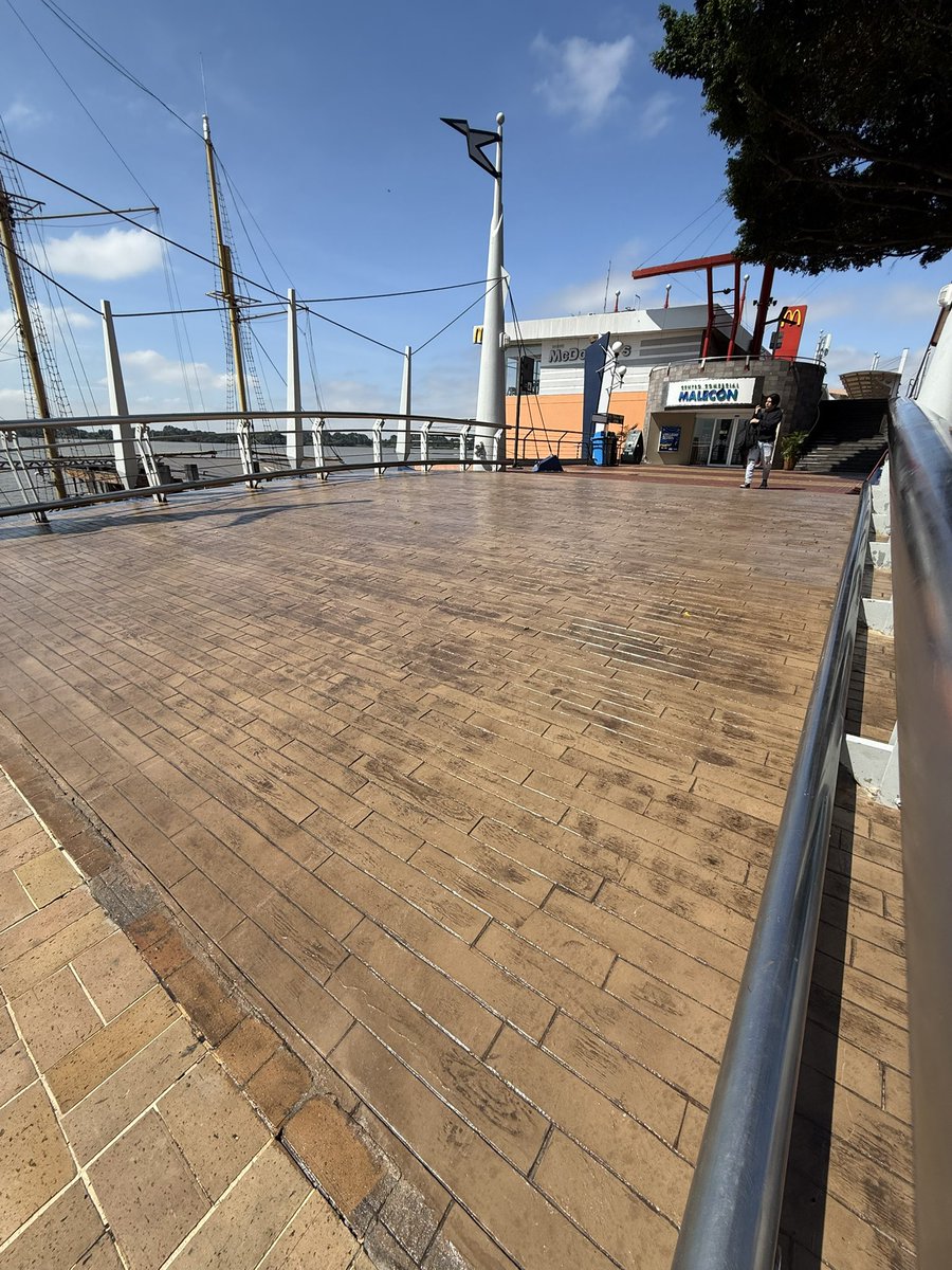 FMalecon2000's tweet photo. Ya está habilitado el puente de la calle Sucre, que conecta con el Centro Comercial Malecón. 

Se realizó una renovación total, mejorando la seguridad y comodidad de los visitantes #CiudadDeTodos https://t.co/8TZYrfnobB