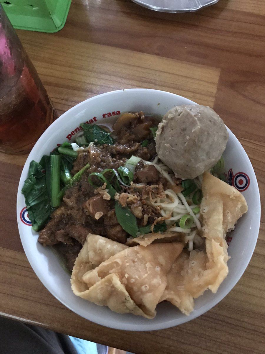 mosferrat's tweet photo. nrutuk tangane, kunang2 sirahe. kuwi tandane pengen mie ayam https://t.co/PuDeEHgL61