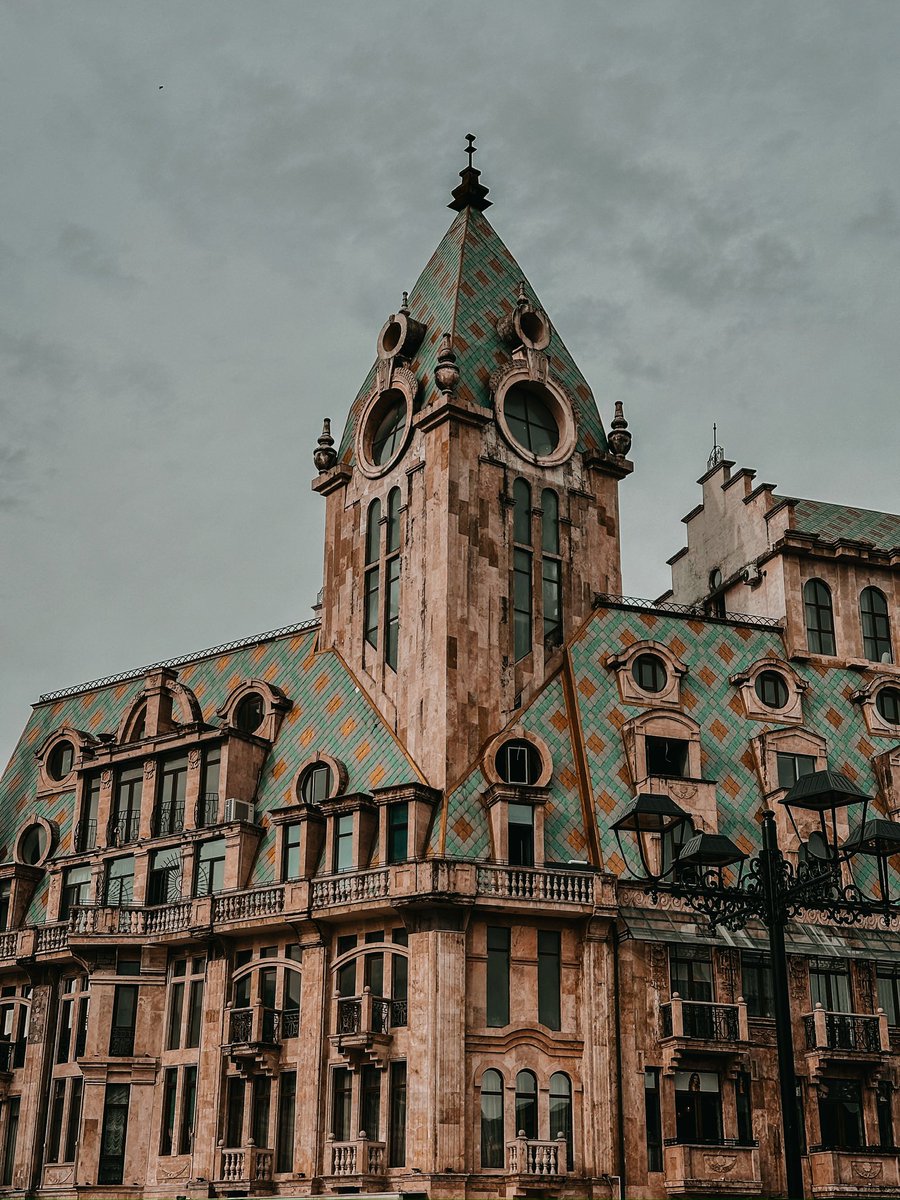 Batum’un sokaklarında dolaşırken Avrupa ile Karadeniz’in buluştuğu bir masalın içindeymiş gibi hissediyorsunuz. 🏛🌧
Her köşe başında sizi karşılayan bu zarif yapılar, Art Nouveau’dan Gotik etkilerine kadar birçok tarzın izini taşıyor.
⠀
📍Batum, Gürcistan
#Mimari #Batum