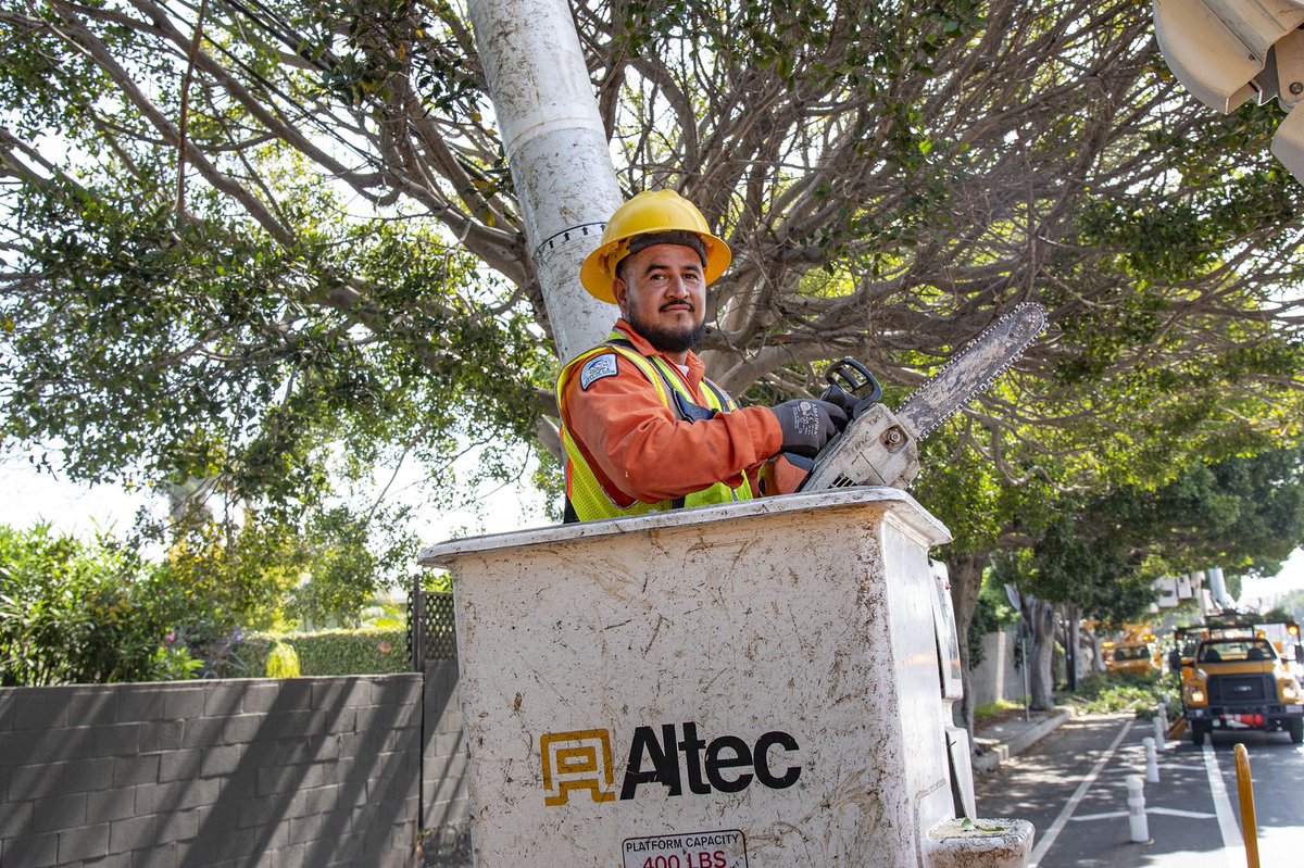BSSLosAngeles's tweet image. Happy Public Service Day!
Today, we celebrate public servants in LA who dedicate their time & energy to making @LACity a better place.
To our numerous field crews, engineers, architects, investigators and administrative staff - THANK YOU! We couldn't do our work without you.