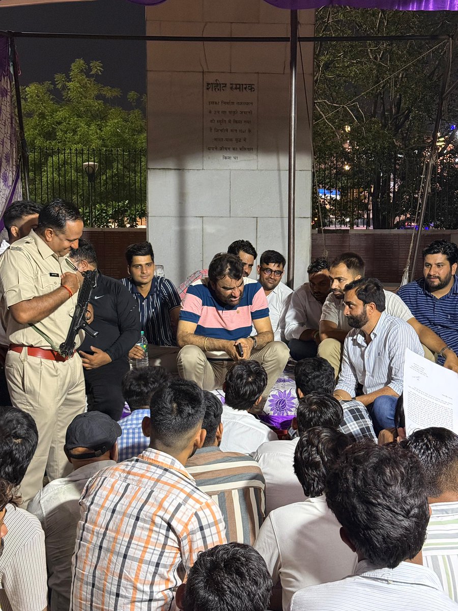 drshravanosian's tweet photo. पहाड़ इसलिए पहाड़ है
क्योंकि
जितना फैला है वह आसमान में 
उससे अधिक धंसा है कहीं
अपनी जमीन में
#SI_भर्ती_2021_रद्द_करो @VIKASBIDHURII @LaduGodara3 @manojmeena @Anshujaat21 @Ravimeena200 @VijayBeniwal_ @shekharcanada @dr_sanju__ @teamdrshravan77 https://t.co/vtA059qbat
